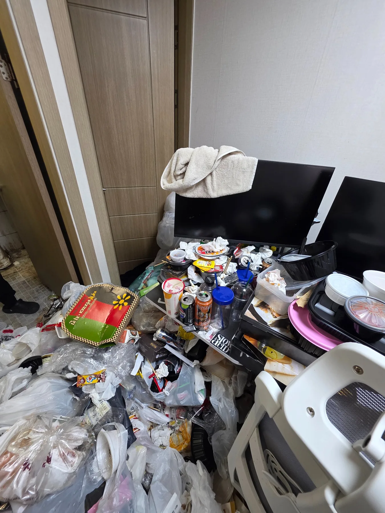 책상과 바닥 주변에 쌓인 생활폐기물
