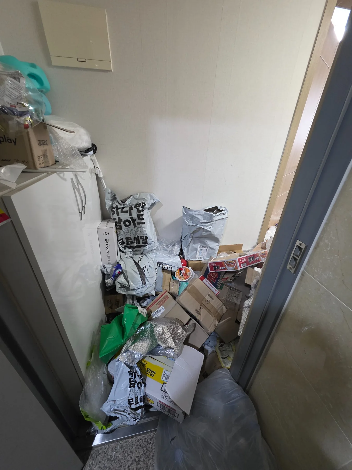 이사 전후 남은 포장재와 생활물품