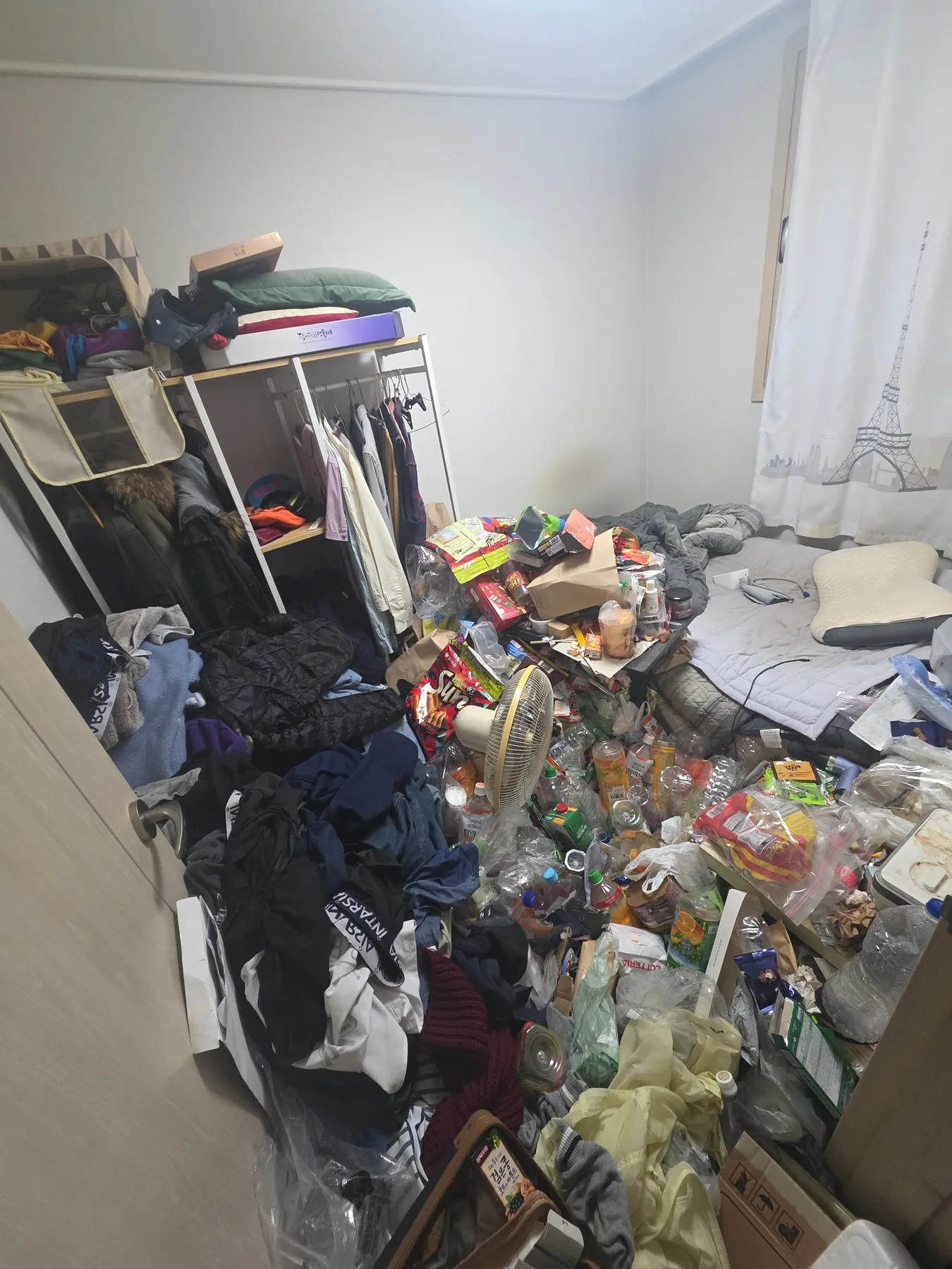 생활폐기물과 의류가 쌓인 침실